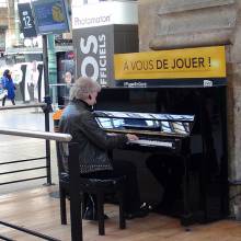 На Парижском вокзале Gare du Nord можно скоротать время за пианино в ожидании поезда. Paris - 2017